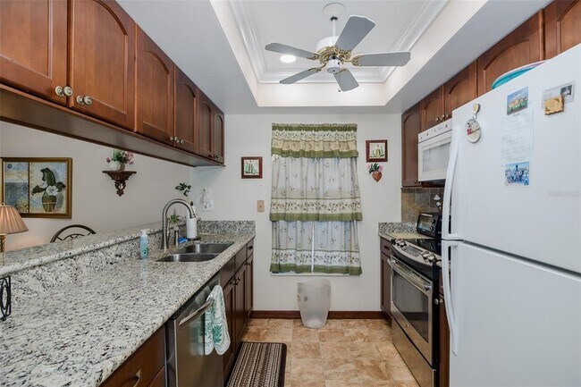 Building Photo - 8015 San Fernando Dr