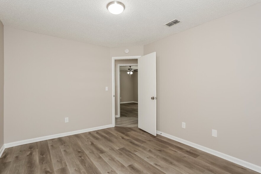 Building Photo - 3014 Caroline Crest Dr E