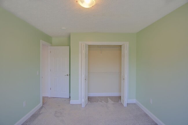 Building Photo - 3 Bed / 2.5 Bath.  Pet Friendly. Garage.