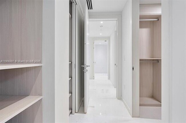 Building Photo - 300 Biscayne Blvd Way