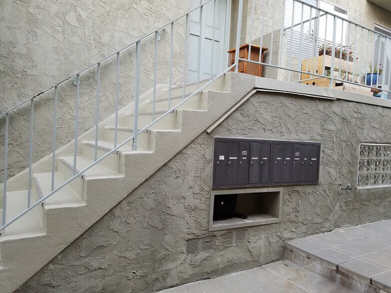 Mail and entrance - 11946 Dorothy St