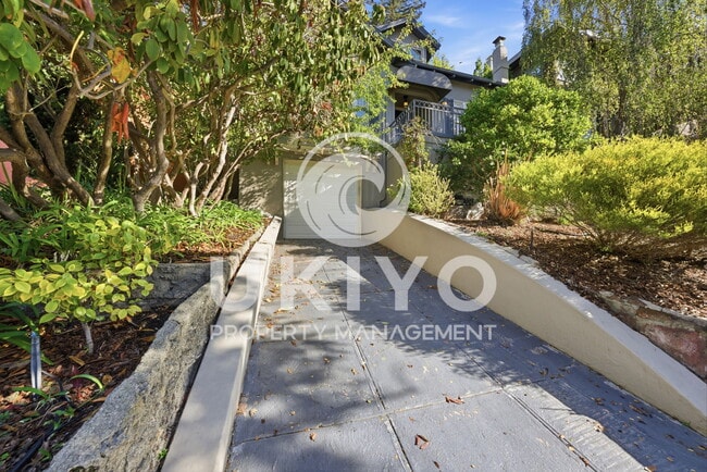 Building Photo - 860 Portal Ave