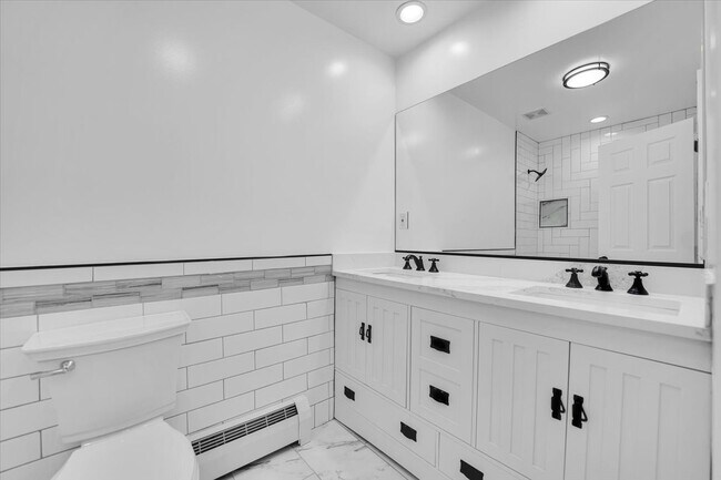 Building Photo - 1001 Oak Ln