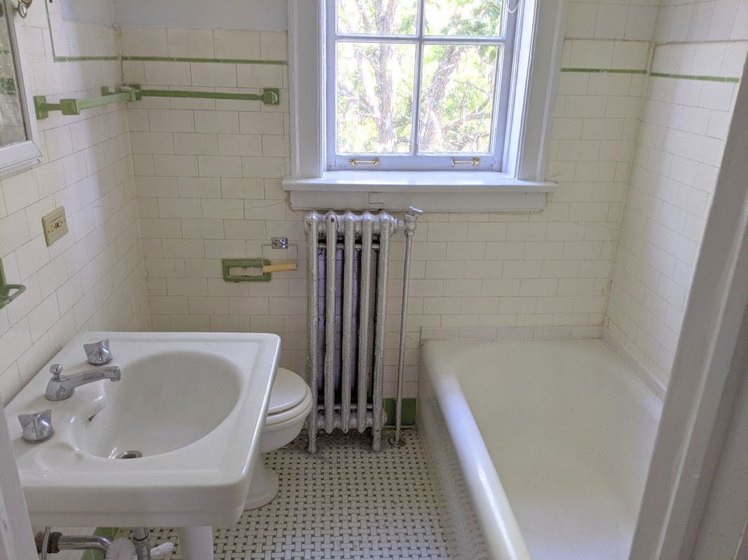 Building Photo - 905 Elmwood Ave