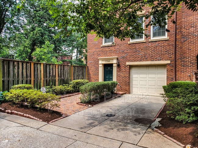 Building Photo - 3749 Winfield Lane Northwest