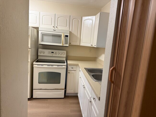 Building Photo - Queen Street Apartments