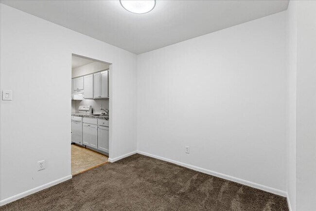 Building Photo - 703 Camelback Ct