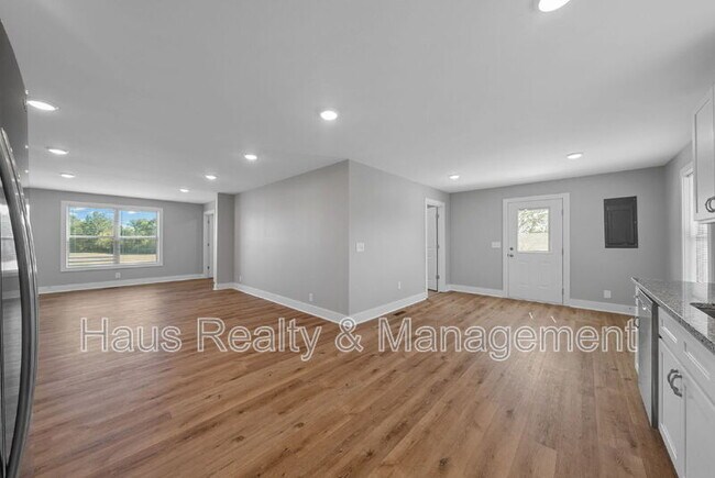 Building Photo - 7847 US-41