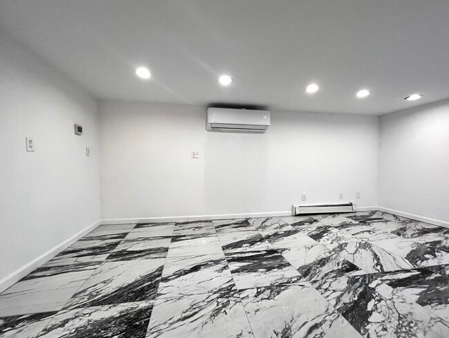 Building Photo - 158 Jelliff Mill Rd