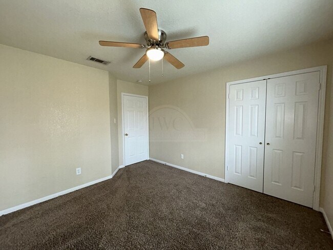 Building Photo - 405 Diana Ln