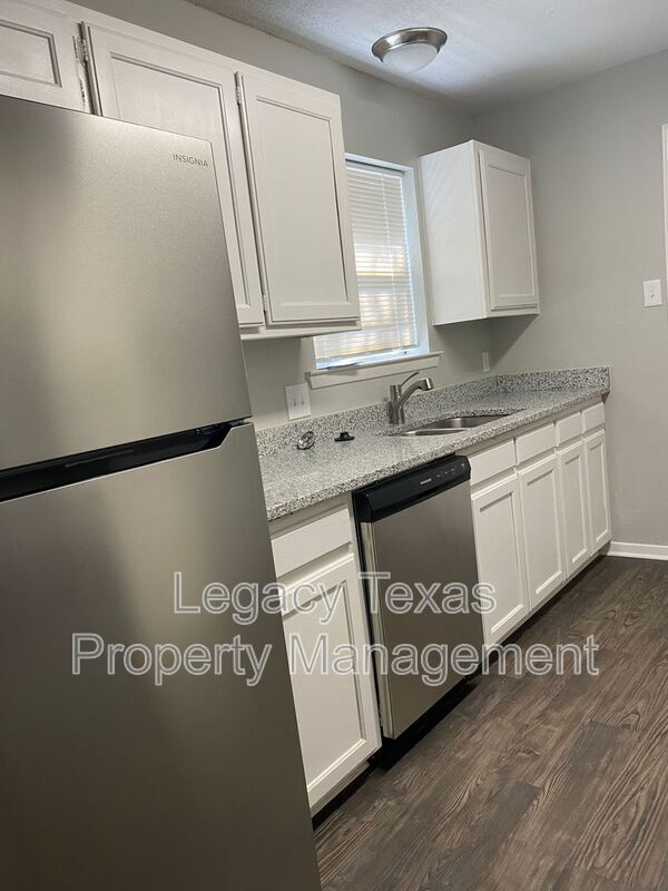 Building Photo - 1302 Berry Dr