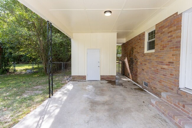 Building Photo - Welcome to this beautiful newly renovated 3-bedroom brick ranch!