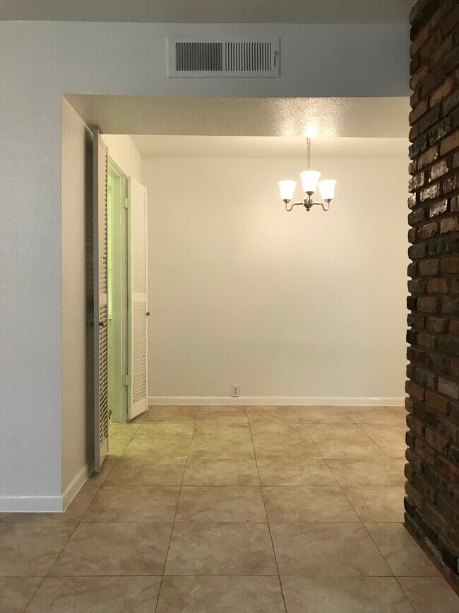 Building Photo - 2101 Fountain View Dr