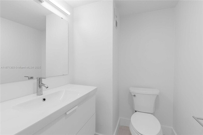 Building Photo - 1300 NE Miami Gardens Dr