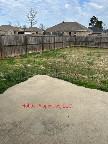 Building Photo - 14 Hidden Oak Dr