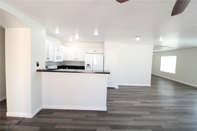 Building Photo - 301 Laguna Glen Dr