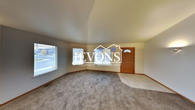 Building Photo - $500 Rent Credit - Two-bedroom home with a fully equipped kitchen, conveniently located near West...