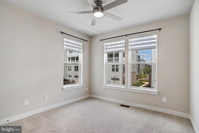 Building Photo - 45181 Drowes Ter