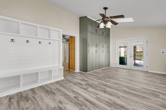 Building Photo - 121 Sully St