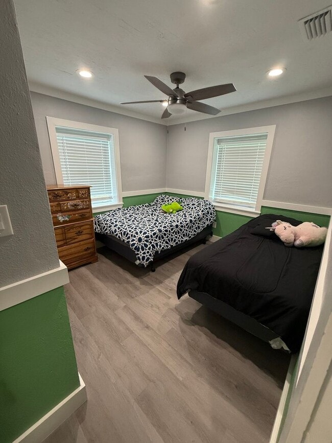 Building Photo - 4 bedroom 1 bath house with a large fenced...