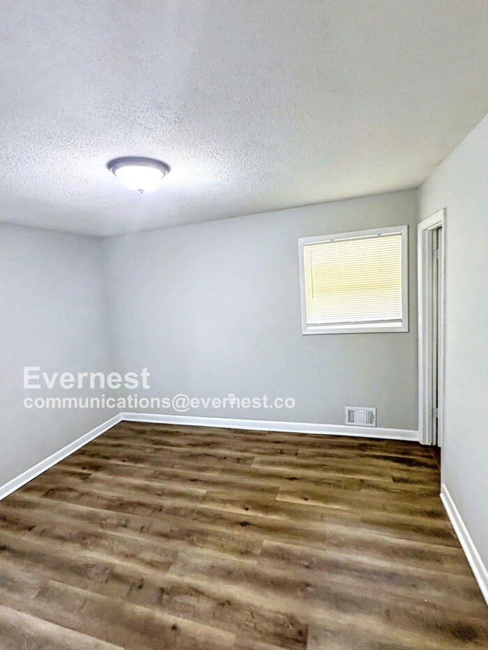 Building Photo - 8277 Redwood Dr