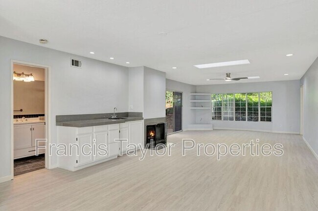 Building Photo - 16303 Avenida Florencia