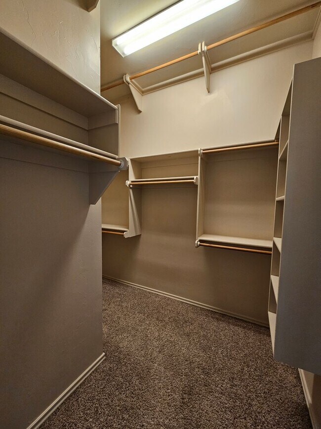 Building Photo - (3) Bed/(2) Bath in NE Norman Avail NOW!