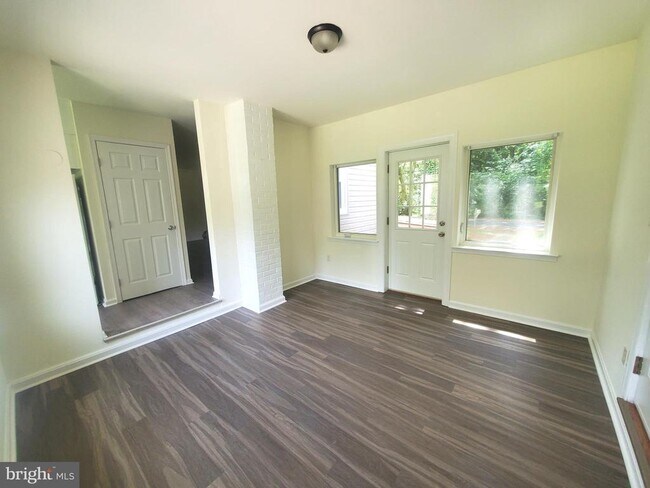 Building Photo - 161 Cooper Rd