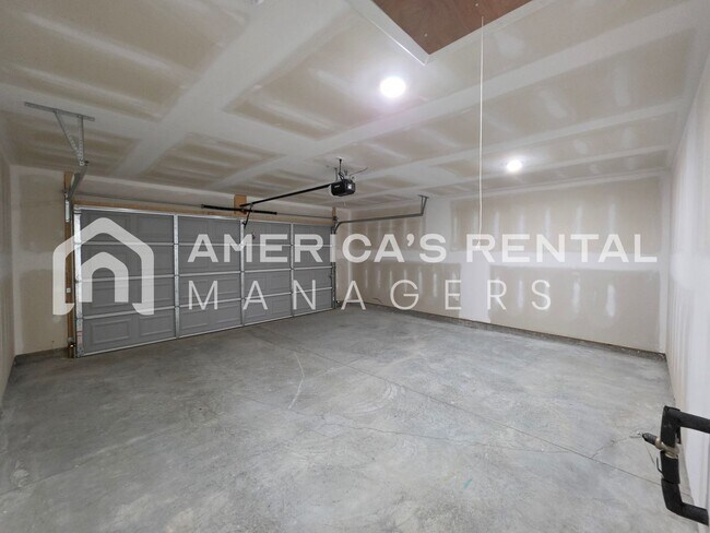 Building Photo - Modern Living in Brookwood Station!