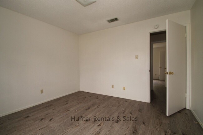 Building Photo - 1604 Cedarhill Dr