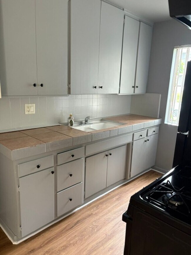 Interior Photo - 1844 Taft Ave