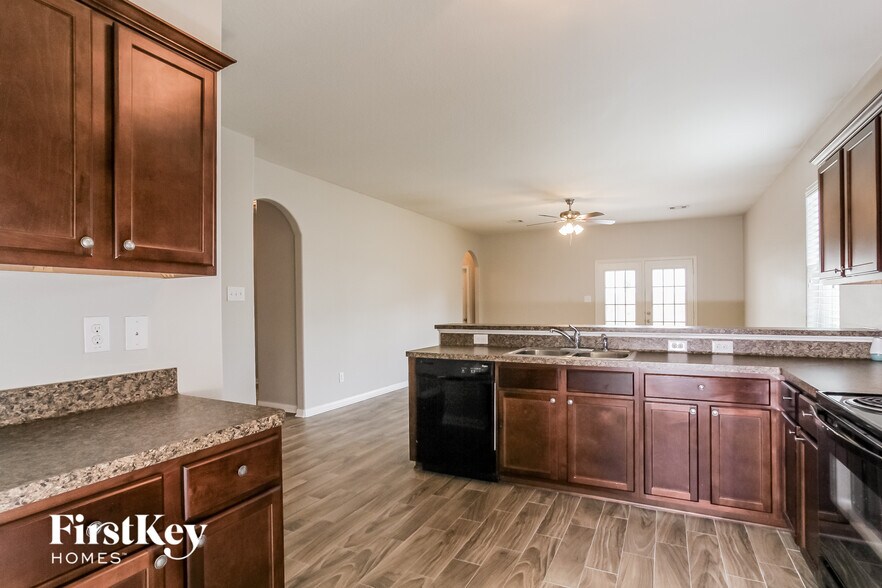 Building Photo - 5623 That Way