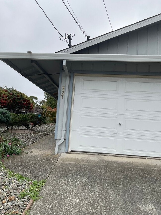 Building Photo - 327 Bassett St