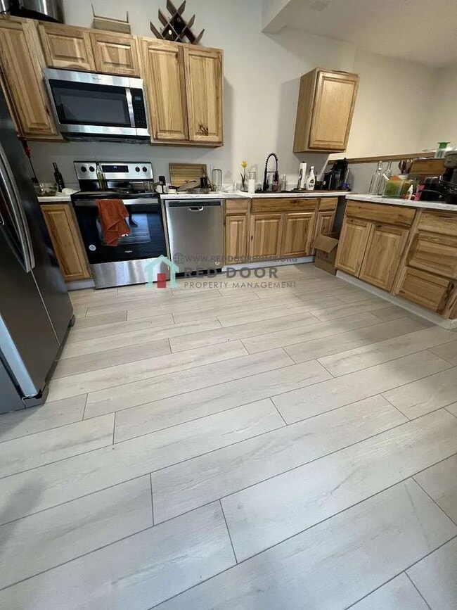 Building Photo - Beautifully Remodeled 3 Bed, 2 Bath Home – Pet Friendly!
