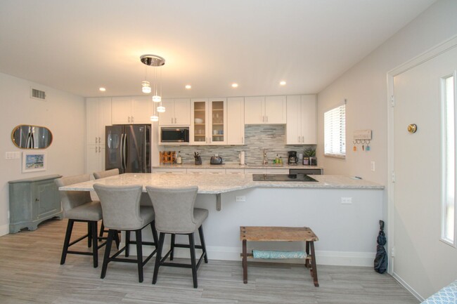 Building Photo - ** STUNNING REMODELED 2/2 CONDO IN THE ELE...