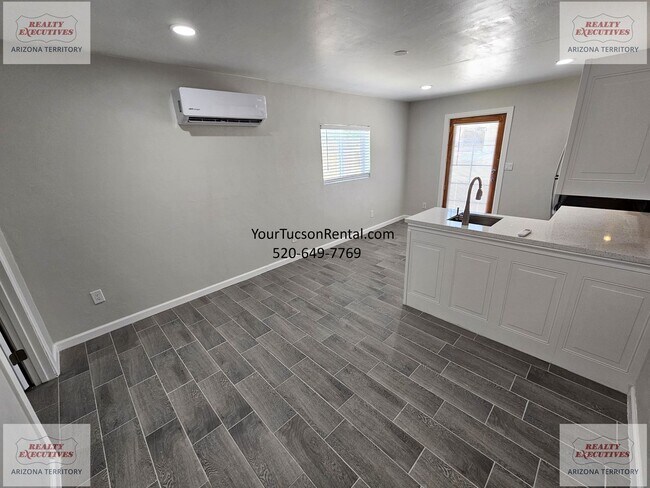 Building Photo - 2940 W Calle Canario