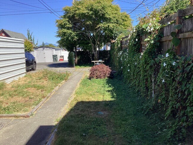 Building Photo - Charming 2BR Home with Spacious Yard, Detached Garage & Garden Oasis