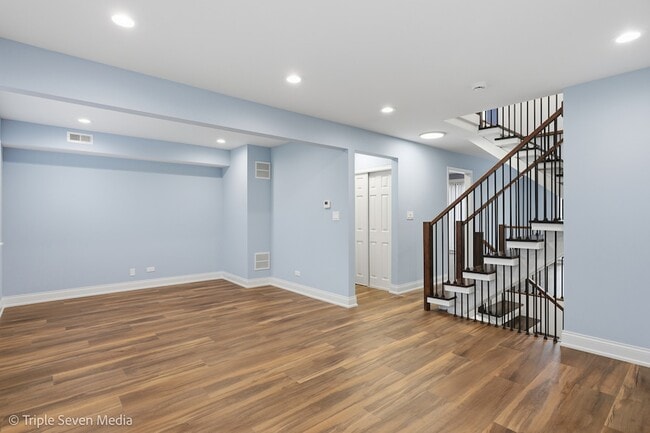 Building Photo - 777 E Golfview Dr