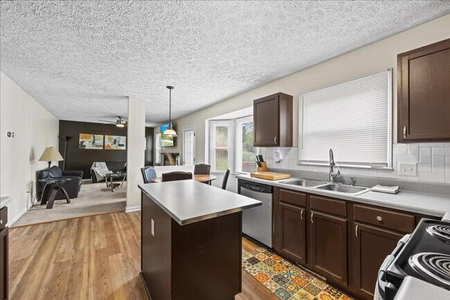 Building Photo - 6 Wavecrest Ct