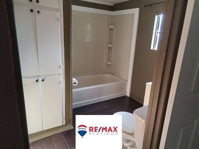 Building Photo - 8910 Via Ln