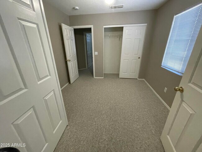Building Photo - 2012 E Villa Theresa Dr