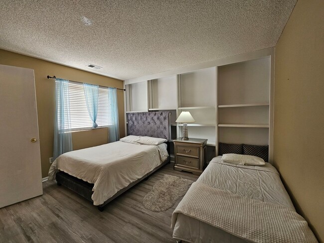 Building Photo - Charming House - Backs To Open Space - Ava...