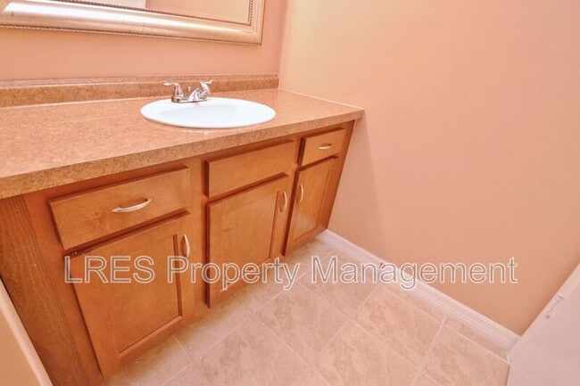 Building Photo - 300 Cherokee Ct