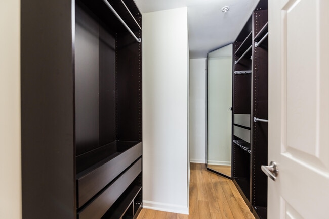 Building Photo - 120 W Oakbrook Dr