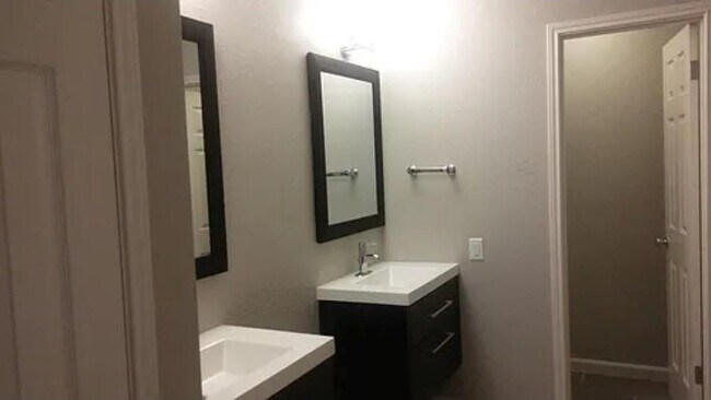 Building Photo - 3821 Alexandria Dr