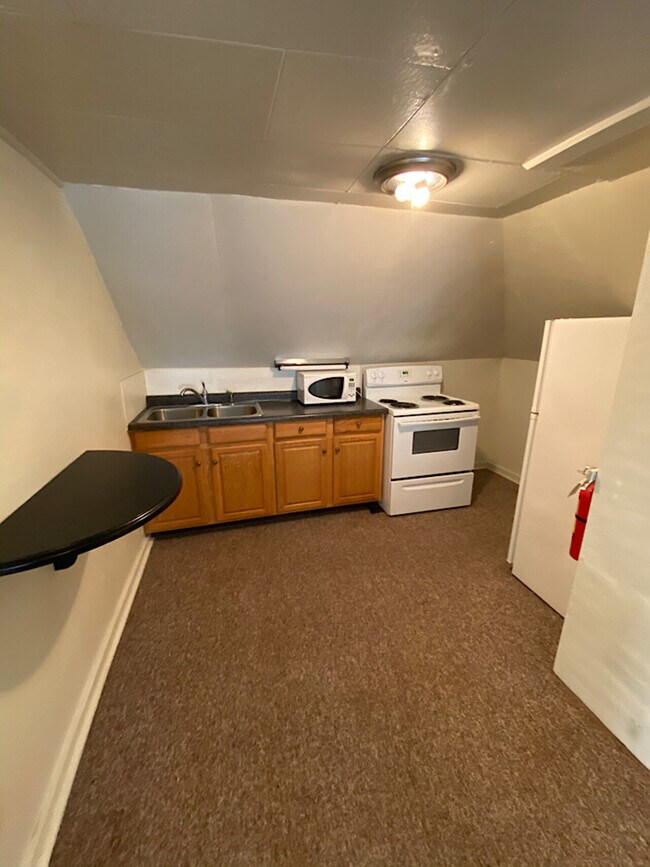 Building Photo - 420 N Dubuque St