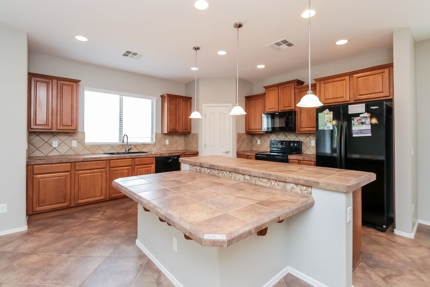 Building Photo - 4056 E Alamo St