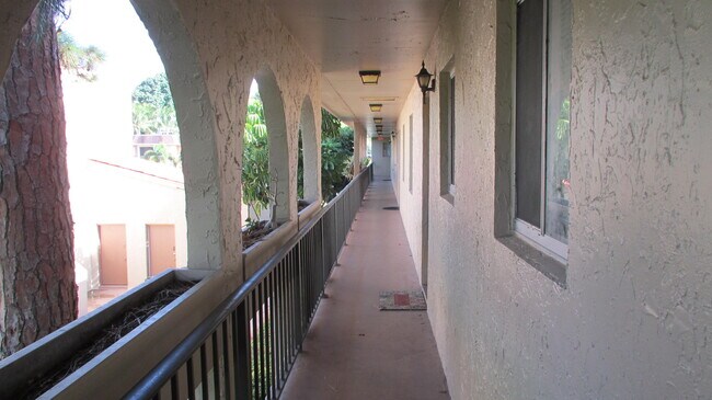 Building Photo - 6100 Forest Hill Blvd