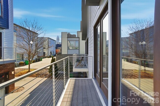 Building Photo - 921 Westbrook Dr