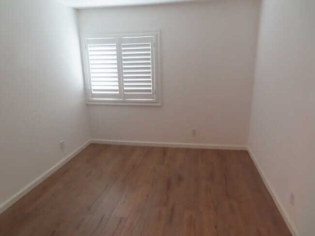 Building Photo - Perfectly located 2 bed, 2 bath condo in San Diego's Bay Ho area